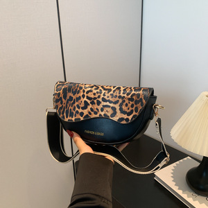 Túi đeo chéo nữ vintage 2025 chất liệu độc đáo, kiểu dáng thời thượng, đa năng, kích thước nhỏ gọn, phong cách thời trang đeo nách - Product Image 2