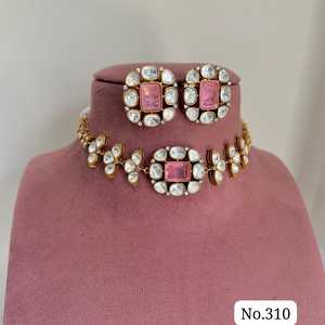 Parure de collier traditionnelle plaqué or avec pierre centrale élégante de couleur et pierres Polki blanches non taillées faites à la main pour mariée - Product Image 5