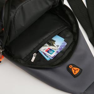 Sac bandoulière imperméable pour homme, collection Printemps 2026, imprimé géométrique, sangle amovible, sac de poitrine multi-couches, gris, noir, bleu - Product Image 3