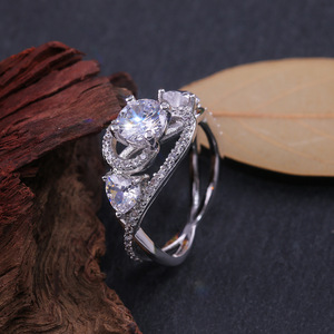 Anello di Proposta Classico con Zirconi per Donne, Elegante Gioiello da Dito alla Moda - Product Image 3