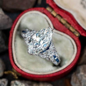 Anello in Platino con Diamante Taglio a Pera e Zaffiri Blu Laterali, Colore D Naturale, Gioiello di Fidanzamento da Donna Q008 - Product Image 2