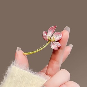 Broche élégante en forme de lotus avec diamants, accessoire tendance en forme de goutte d'huile, corsage pour vêtements, mariage, fête, fiançailles, cadeau pour femme, alliage plaqué or - Product Image 1