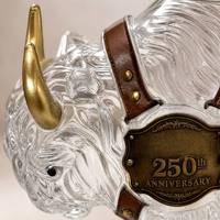 Carafe en verre soufflé à la main en forme de buffle, avec cornes dorées et plaque commémorative, carafe sculptée en forme de bison pour bar à domicile et cadeau