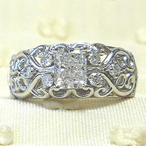 Anello di Fidanzamento F831 per Donna in Oro Bianco con Diamante Taglio Radiant, Diamante Naturale Colore D e Pietre Laterali - Product Image 4