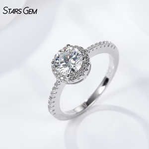 แหวนเพชรทรงกลม 1 กะรัต ประดับเพชรรอบวงแบบ Halo จาก Starsgem เพชรเพาะเลี้ยงในห้องปฏิบัติการ DEF VVS มอยส์ซาไนต์ เงินแท้ 925 สำหรับผู้หญิง สวมใส่ในโอกาสหมั้น แต่งงาน หรือเป็นแหวนแทนคำมั่นสัญญา - Product Image 4