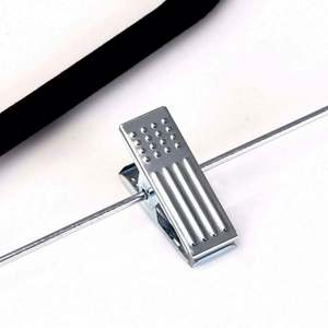 Cintre à pantalons pour adultes à clip amovible, en plastique antidérapant, pratique pour le séchage, design floqué pour cintres en tissu velours, vente en gros - Product Image 3