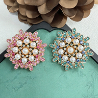 Bros Bunga Mutiara Vintage, Pin Kerah Bunga Berhiaskan Rhinestone Multi Warna, Lencana Bunga Logam Elegan untuk Mantel Gaun Syal Natal.