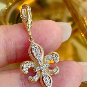 Pendentif Fleur-de-lis en or massif 18 carats certifié Xinfly, diamant naturel 0,23 ct, prêt à être expédié, bijoux fins certifiés AU750 - Product Image 2