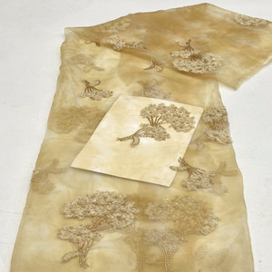 Chemise vintage verte à motifs abstraits. Chemise à manches
