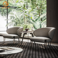 Fauteuil d'appoint moderne en cuir avec dossier incurvé et pieds en métal pour salon et salle de séjour