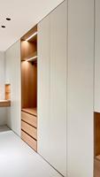 Grand meuble de garde-robe moderne en bois massif personnalisé avec coiffeuse portable réglable pour hôtel, maison ou chambre à coucher