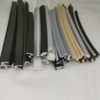 Bande d'étanchéité en PU pour fenêtres et portes, joint en mousse PU PE, grand joint en V pour portes en bois/métal, ruban adhésif en mousse PU en gros
