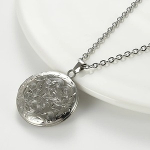 Collana con Ciondolo Portafoto Rotondo Intagliato a Fiore, in Acciaio Inossidabile, Lucido a Specchio, Apribile, per Uomo e Donna, Gioiello Commemorativo - Product Image 3
