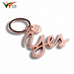 Llavero con Letra Metálica Personalizada, Alfabeto, Color Oro Rosa, Inicial, Marca YES - Product Image 2