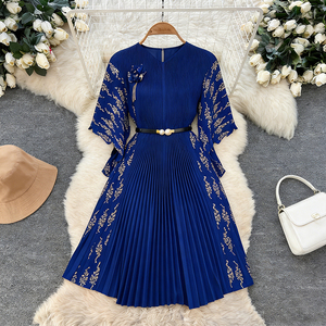 Elegante <span class=keywords><strong>Abito</strong></span> <span class=keywords><strong>Midi</strong></span> <span class=keywords><strong>Plissettato</strong></span> Dorato di Qualità con Cintura, Stile Islamico Turco per Donne Musulmane, Scollo a V, Mezze Maniche - Product Image 1