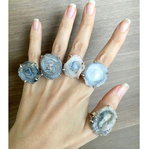 Vente en gros de bagues en argent 925 faites à la main avec sertissage de pierres précieuses Druzy solaires attrayantes avec forme brute et laiton comme matériau principal - Product Image 1