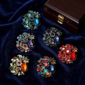 Broche Vintage de Flor com Strass e Glitter para Acessório de Joias e Lenços - Product Image 1