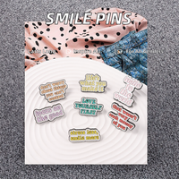 Spille Smaltate con Citazioni Motivazionali 'Non Preoccuparti, Sorridi' Lettere Placcate Personalizzate in Metallo per Distintivi Regali Unisex
