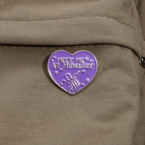 Cartoon Alphabet Emaille Pins Herzform Broschen Schmuck Zubehör Geschenk für Freunde Kleidung Dekoration - Product Image 3