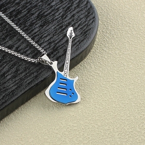 Collier pendentif guitare punk en acier inoxydable poli, cadeau pour groupe de rock et festival de musique - Product Image 6