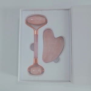 Set de rodillo gua sha de cuarzo rosa y jade natural con estuche - Product Image 6