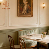 Ensemble de mobilier élégant et moderne : Tabourets de bar carrés en pierre frittée et velours vert, table, chaise, canapé et banquette pour café, restaurant, hôtel