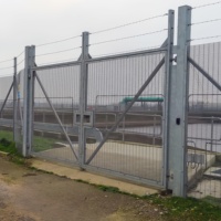 Op maat gemaakte 2 meter hoge 358 anti-klim beveiligingsomheining, duurzaam, milieuvriendelijk, gegalvaniseerd, hoogbeveiligingsmetaalframe HDG + poedercoating