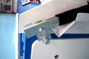 Nuovo pulitore <span class=keywords><strong>Laser</strong></span> a fibra 12000W/2000W 3000w pulitore <span class=keywords><strong>Laser</strong></span> industriale portatile <span class=keywords><strong>Laser</strong></span> portatile antiruggine - Product Image 6