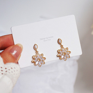 Orecchini Pendenti Vintage con Fiori di Cristallo per Donne, Dettagli Floreali con Pavé, Accessori per Uso Quotidiano e Feste - Product Image 4