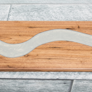 Élégante planche à découper rustique en bois et résine faite à la main, plateau de service durable avec un artisanat unique Design indien pour servir du fromage - Product Image 1