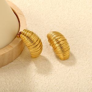 ต่างหูสแตนเลสทรงเรขาคณิตลายเส้นหนา กันน้ำ สีทอง ดีไซน์สร้างสรรค์ ลายขนมปัง ทันสมัย  แบบปรับแต่งได้ - Product Image 5