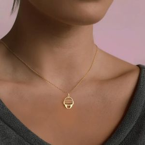 Delicata Collana con Ciondolo Casco <span class=keywords><strong>Daft</strong></span> <span class=keywords><strong>Punk</strong></span> in Acciaio Inossidabile 316L Placcato Oro 18k, Gioiello Futuristico Antiossidante - Product Image 5
