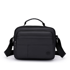 Sac bandoulière tendance grande capacité en nylon, confortable à porter, design tridimensionnel élégant, motif géométrique - Product Image 3