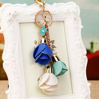 Vente en gros de porte-clés en cuir fleur Vente en gros de porte-clés fleur en cuir avec pompon en feuille pour femmes