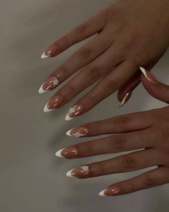 <span class=keywords><strong>Uñas</strong></span> Postizas Francesas con Diseño Floral, Mini Acentos de <span class=keywords><strong>Margaritas</strong></span> sobre Línea Blanca, Estilo Fresco y Juguetón, un Toque Clásico - Product Image 5