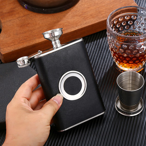 Gourde à whisky personnalisée en acier inoxydable avec logo sur mesure, enveloppée de cuir, pour la Russie Abbey's Loch Dhu - Product Image 1