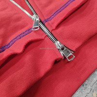 Hoodie court à double fermeture éclair avec surpiqûres contrastées, couleur rouge, coupe ample et oversize, style streetwear, avec broderie