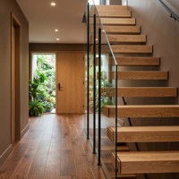 Escalier flottant de style scandinave - Design minimaliste chaleureux avec marches en bois de chêne sur mesure