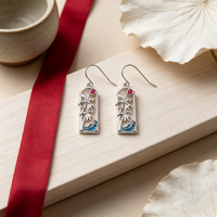 Boucles d'oreilles de créateur pour femmes en argent 925 de qualité supérieure, boucles d'oreilles tendance avec des détails complexes, zircone cubique et époxy de haute qualité