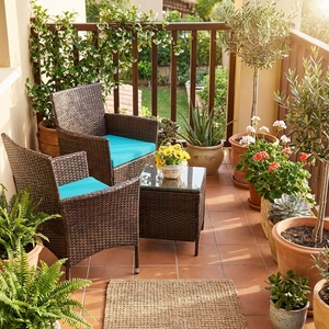 Ensemble de mobilier d'extérieur en rotin tressé 3 pièces pour terrasse et porche, comprenant des chaises de bistrot et une table basse - Product Image 1