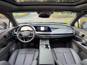 Confort raffiné, présence audacieuse : le <span class=keywords><strong>Cadillac</strong></span> <span class=keywords><strong>XT5</strong></span> offre une polyvalence haut de gamme pour les familles modernes. - Product Image 3