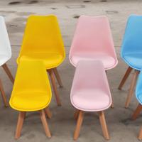 Chaises de salle à manger en plastique rose, personnalisables, en bois massif, multifonctionnelles et directement de l'usine, pour appartements et villas