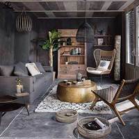 Table basse en métal au design artistique unique italien avec des chaises de salle à manger dorées détaillées et une table basse ovale robuste