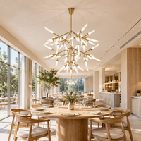 Lustre Cano Lighting Gold Starburst, feuilles en verre blanc givré sur bras métalliques fins, lumière de plafond pour la maison au éclat chaleureux