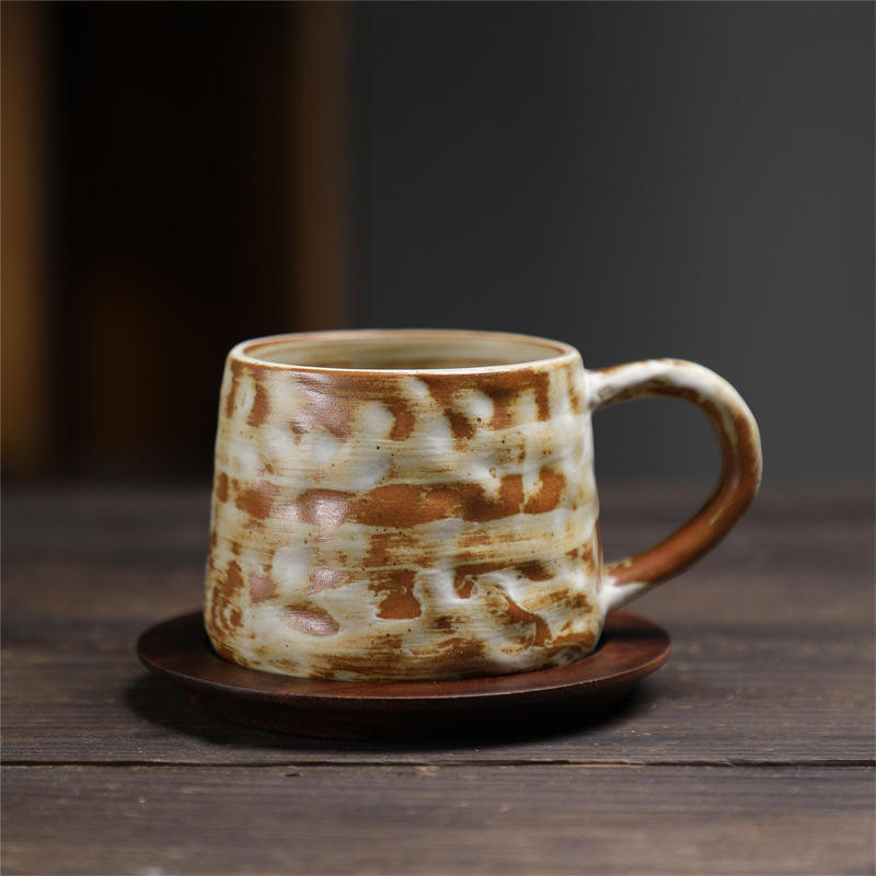 241 tasse martelée + soucoupe en bois de noyer 250ml