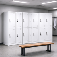 Armoire de rangement métallique à quatre portes avec serrure, poignées encastrées, design moderne pour dortoirs d'employés