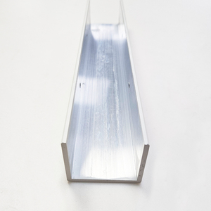 Perfil <span class=keywords><strong>de</strong></span> <span class=keywords><strong>Aluminio</strong></span> Serie 6000 T5 T6 en Forma <span class=keywords><strong>de</strong></span> U con Recubrimiento <span class=keywords><strong>de</strong></span> Polvo Blanco en un Lado y Acabado Mate en el Otro - Product Image 1