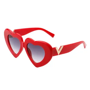 Óculos de sol feminino design irregular, óculos de sol único amor com letra v