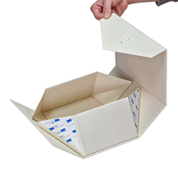 Boîte cadeau magnétique pliable haut de gamme blanche, gain de place, finition mate, ruban offert, conception personnalisable, emballage plat, pliable, directement de l'usine