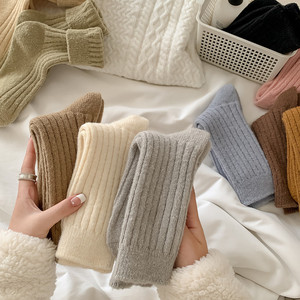 Chaussettes d'hiver Jingwen OEM en laine épaisse et chaude, couleur unie, style rétro, pour femmes - Product Image 4